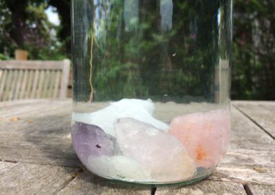 Wasserflasche mit Edelsteinen zum Energetisieren Bild 2