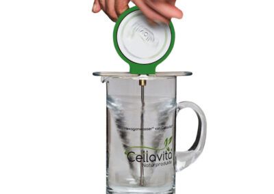 Bild 2 Der Krug mit dem Handwirbler in Aktion - Wasser energetisieren